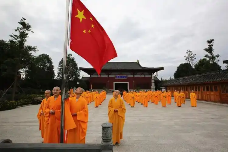 四川尼众佛学院举行返校复课升国旗仪式