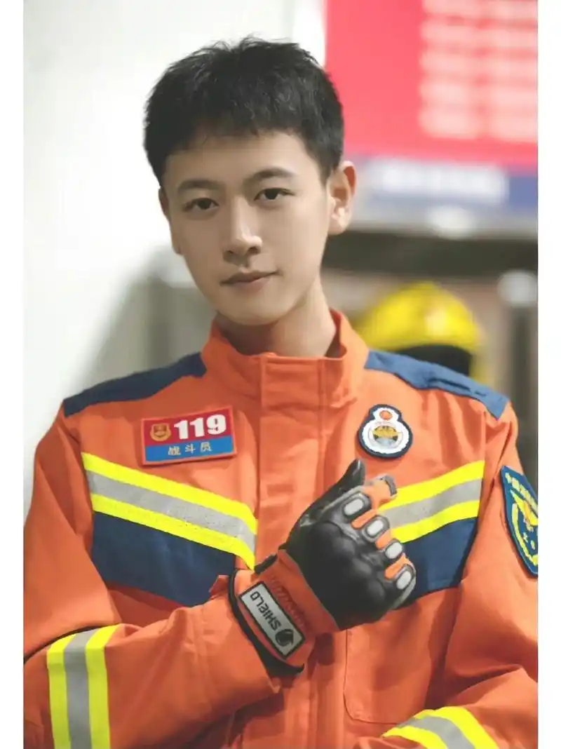 消防员小哥哥～ 果然长得帅的都上交国家了