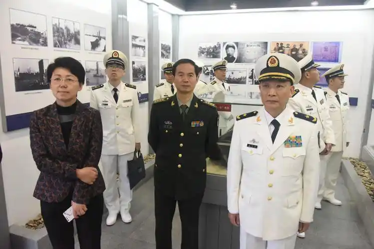 海军副政委袁华智少将视察海纪馆并座谈