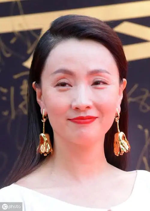 年近50的陶虹气质还是那样好眼睛也会笑