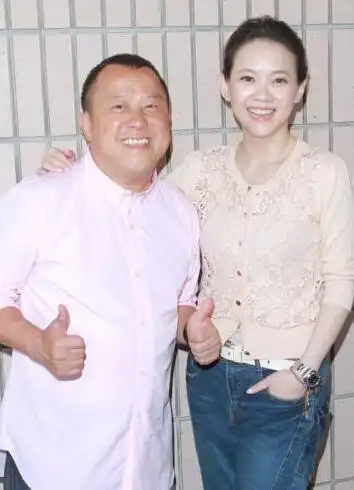 图曾咏仪和曾宝仪姐妹照曾志伟两位宝贝女儿