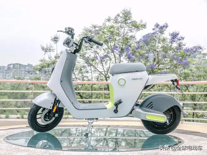 1,撞色设计外观,细节精致inno7车身小巧精致,不同于传统电动自行车的