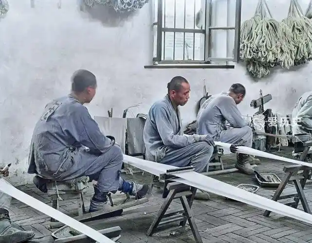 民国时罪犯放风的珍贵彩照看站立姿势谁是大哥一目了然