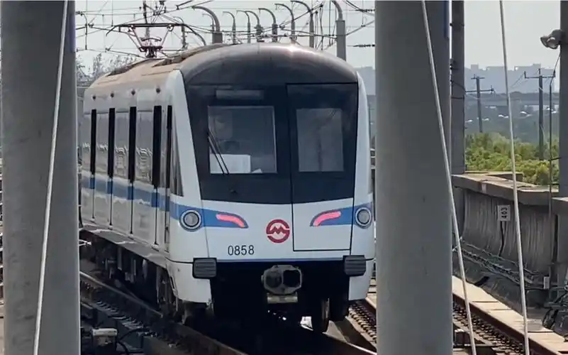 上海地铁8号线电泥858沈杜公路站折返