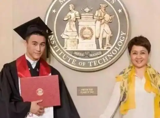 赌王儿子"霸总"何猷君:24岁英年早婚,爱过4个姐姐后奉子成婚