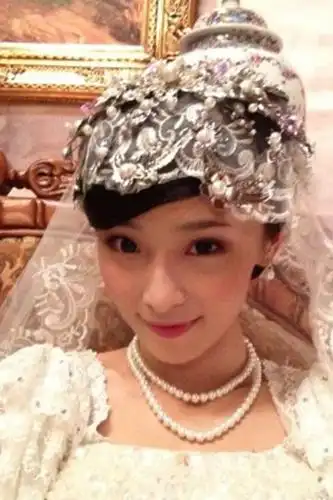 李曼拍戏晒婚纱照 戏称夏天穿婚纱免费减肥