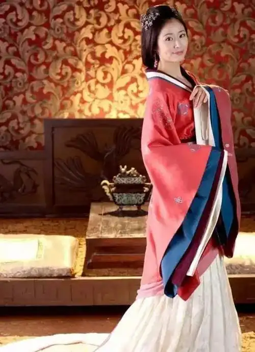 秦代的服饰,秦代的服饰及其特点(考究的秦汉服装)