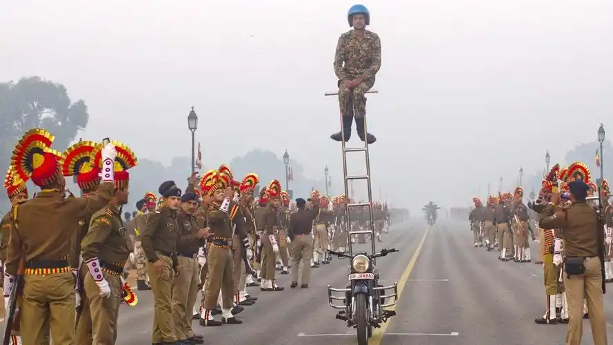 印度阅兵仪式中的经典画面,开挂般的摩托车杂技当属一绝!