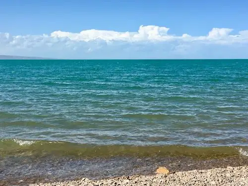 无边无际的湖水就像一匹绿色的锦缎铺在湖面上.