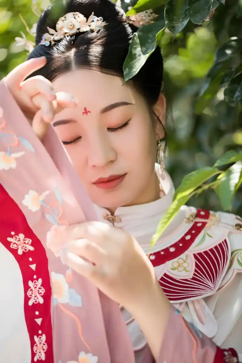 古风摄影 #孕妇写真 杨府要添丁啦#明制汉服 - 抖音