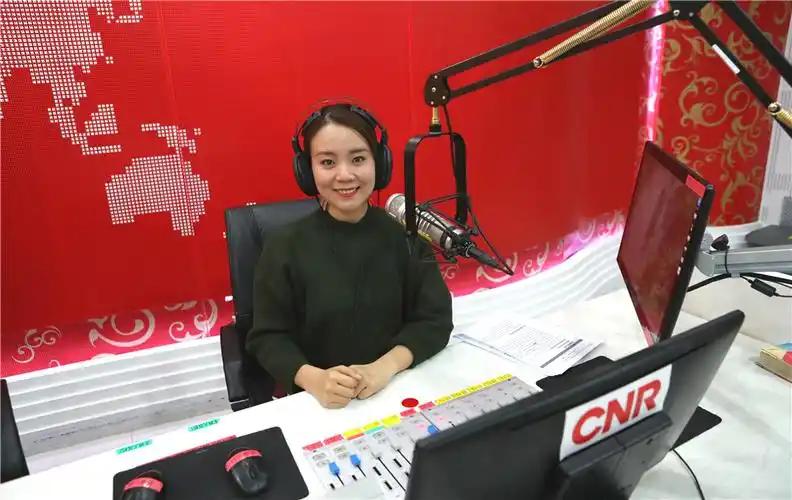 2 中国之声主持人颖婧.(附件)_副本.jpg