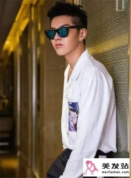 男士戴眼镜发型