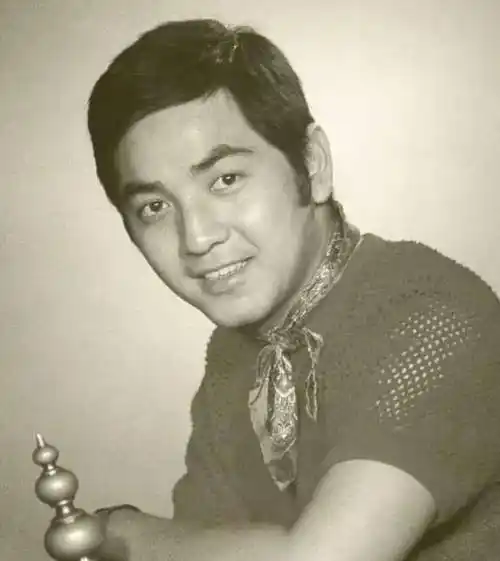 年轻时的秦沛,样貌俊朗,和翁倩玉的这段青涩爱情,也成了两人心里美好