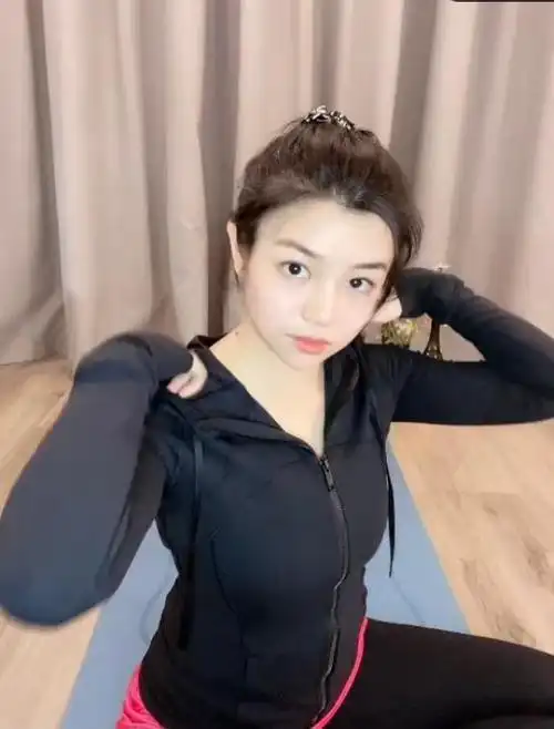 直播时,陈妍希头扎高马尾,身穿黑色系贴身运动套装,身材曲线一览无遗