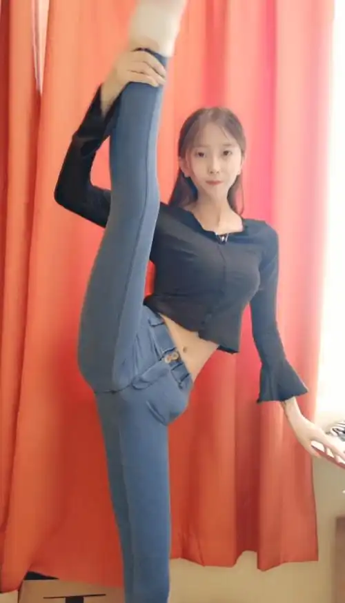 学舞蹈的美女一字马是基本功吧