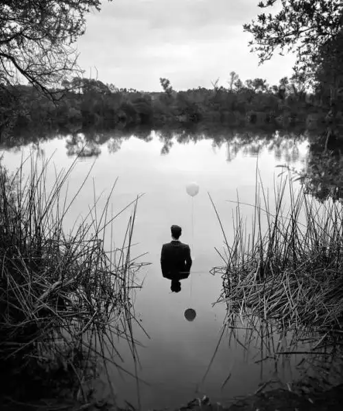 一个图片在另一个图片定位一个人落寞无助的图片决定放弃一个人的图片