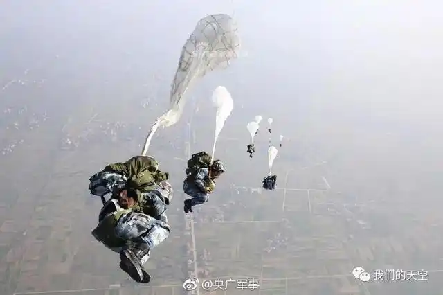 我空降兵雷神突击队武装跳伞
