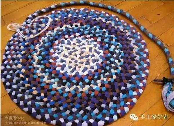 家居一道亮丽的风景---旧衣服布条编织的地垫