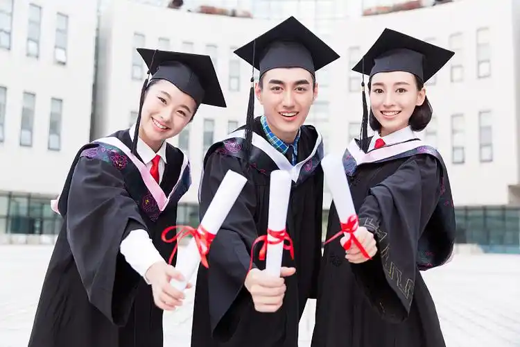 三个大学毕业生的照片图片下载