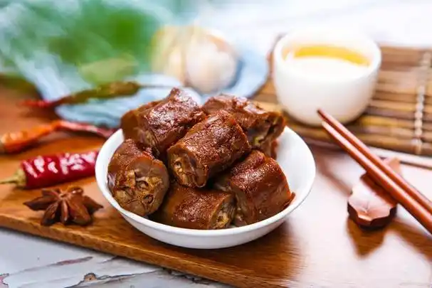 女子武汉坐高铁满车人都在啃鸭脖