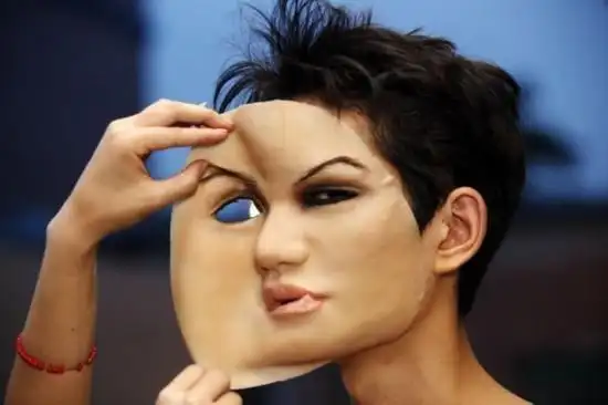 男子瞬间变美女 仿真人皮全揭秘