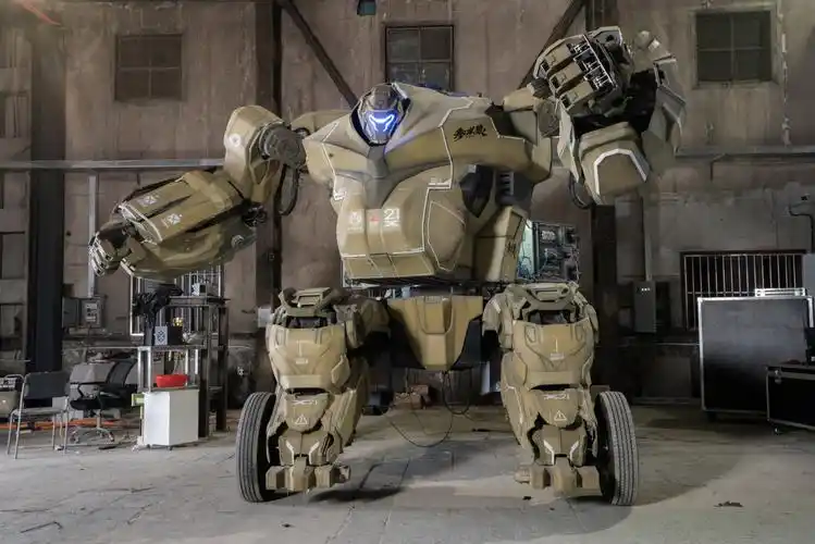 中国"载人战争机器人"出炉,自带火控系统,网友:太帅了!