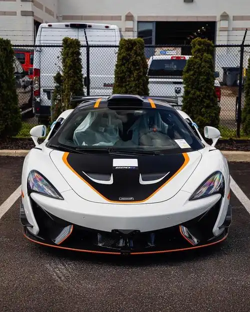 迈凯伦620r限量350辆,搭载3.8升 v8 双轮发动机.