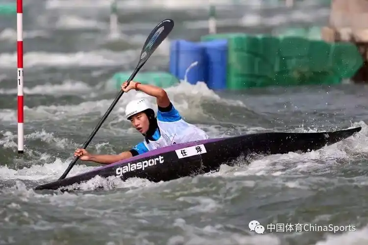湖北选手李彤在女子皮艇比赛中.
