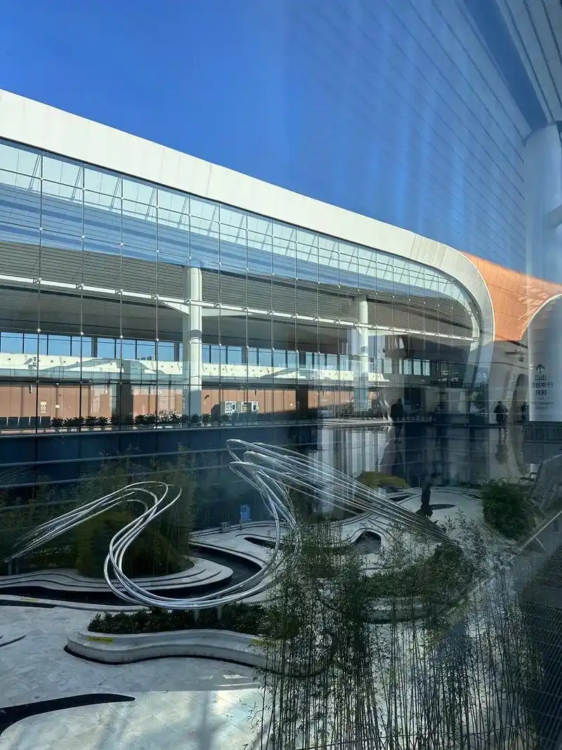 "北京大兴国际机场","魔幻"的外形似凤凰展翅 - 抖音