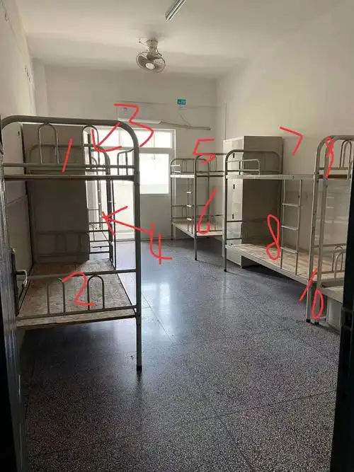 救命高中宿舍十人间