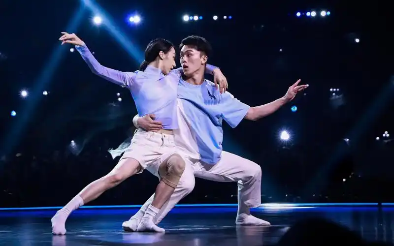 舞蹈风暴舞台纯享小清新双人组周栩姜爱东默契相恋两人用舞步从相知走