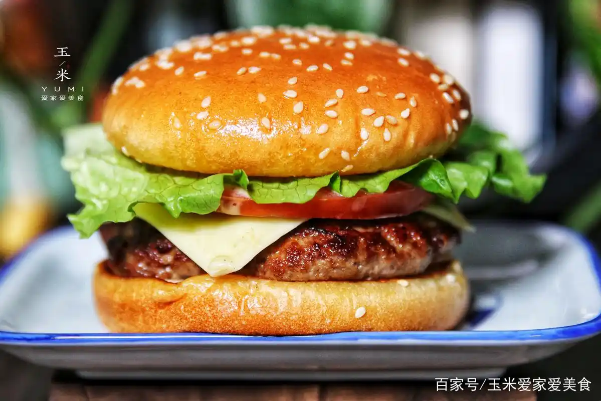 在家做好吃的牛肉饼汉堡,鲜嫩多汁,干净卫生,早餐必备
