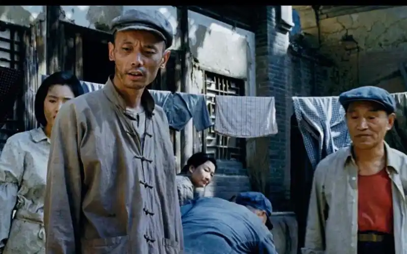 余华作品经典电影活着 福贵家被镇上划分成了贫下中农,可凤霞却被其他