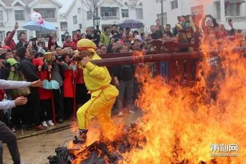 日本鬼子赤脚走火炭这是跟莆田元宵跳火学的吧