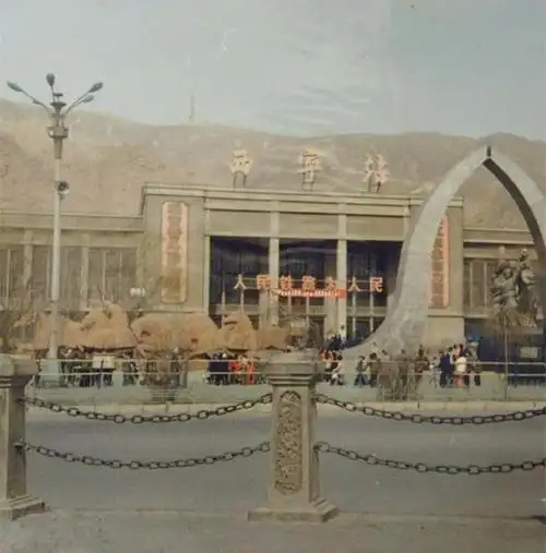 这是一组上世纪80年代青海省西宁市的老照片,通过这组老照片带大家