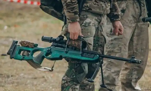 狙击手使用的是俄罗斯国产cb-98狙击步枪,它基于7.