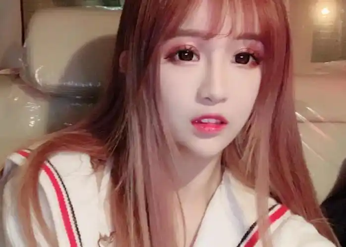 19岁网红杨清柠晒清纯美照,未婚生子又有新男友