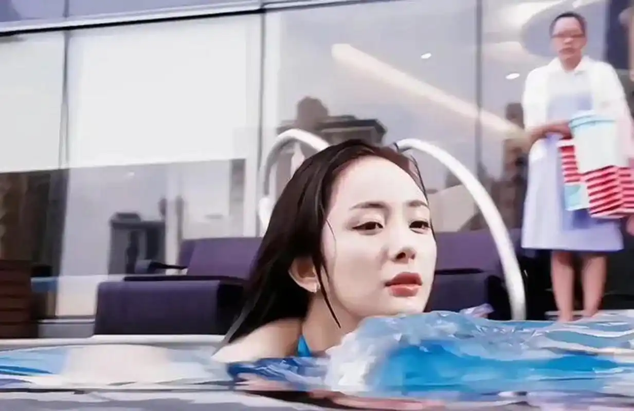杨幂游泳美到爆炸,精致的妆容,白皙透亮的肌肤,出水那一刻太美了.