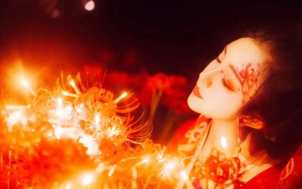 小编为大家带来一组古风美人美艳红妆写真图片桌面壁纸,图片中的古风