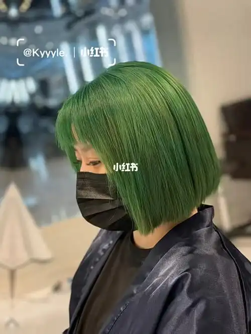 墨绿色大胆显白色系