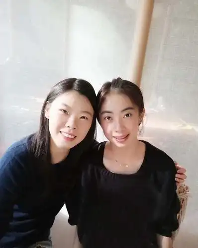 与王适娴合影李雪芮,王仪涵,王适娴都是国羽队主力,媒体称她们是"二王