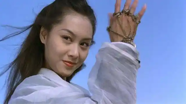 回去找她的白晶晶,没想到在相处过程中至尊宝爱上了紫霞却一直不自知