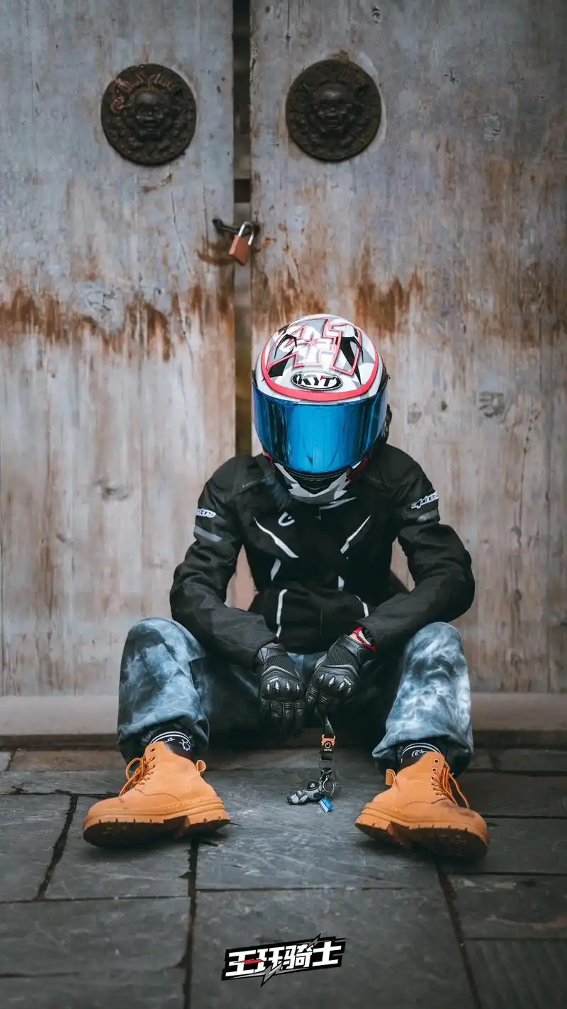 又是淋雨的一天.#帅就完事了 #机车摄影 #机车 #王珏骑士 - 抖音