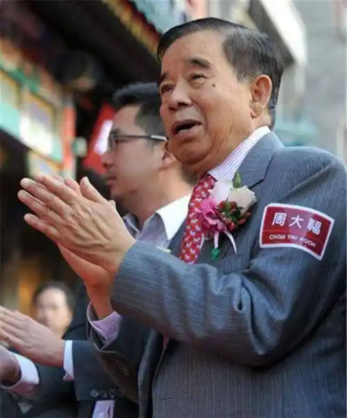 原创郑裕彤娶指腹为婚的妻子穷小子开启逆袭人生去世李嘉诚扶灵