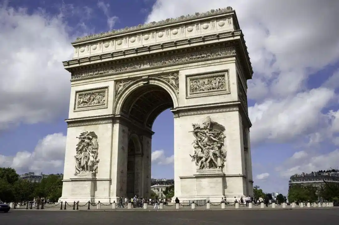 是现今世界上最大的一座圆拱门,象征着法国的历史与文化
