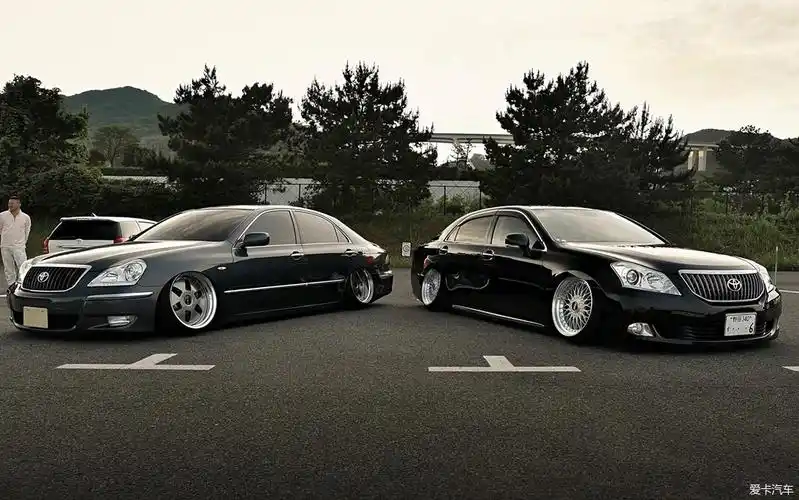 丰田皇冠优雅低趴气场强悍