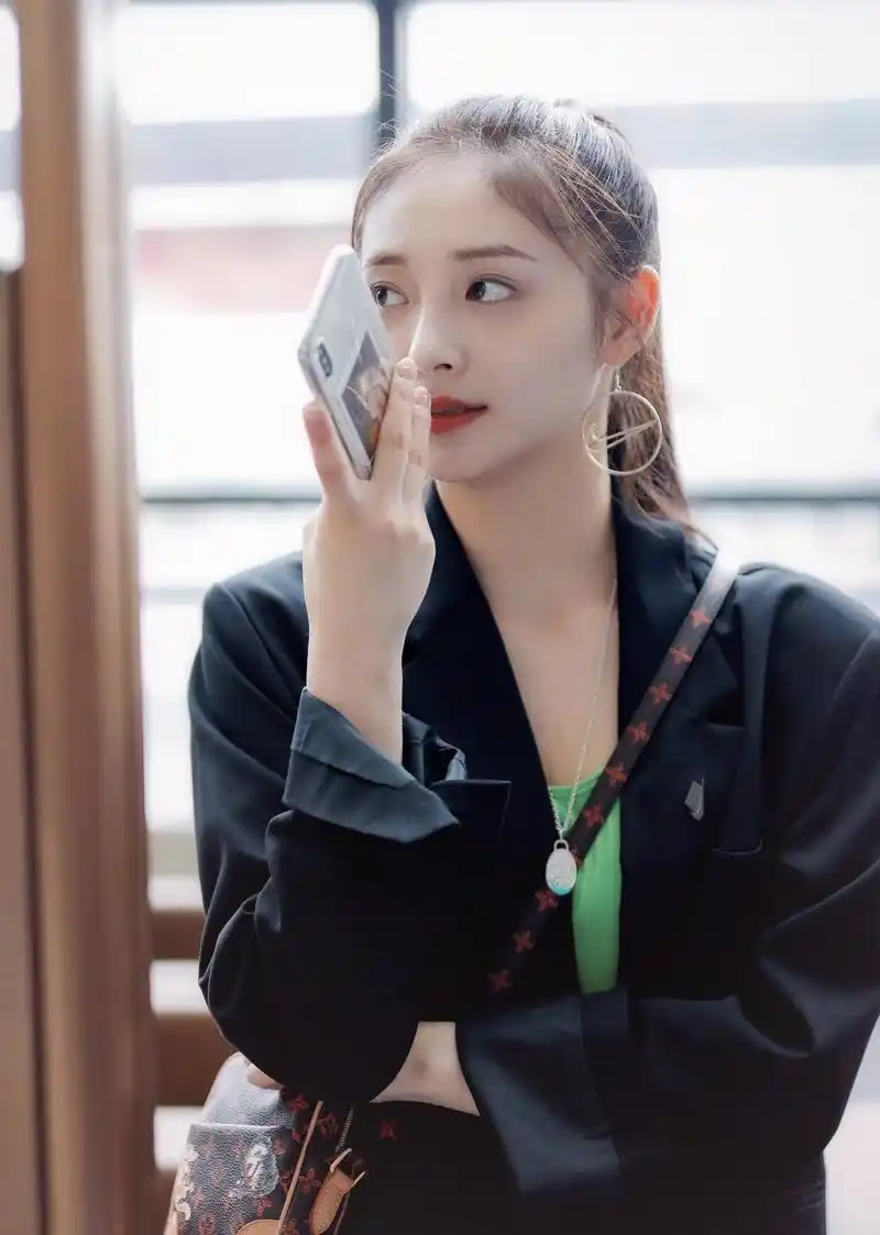 周洁琼真会穿西服搭配短裤走机场大秀美腿时尚魅力又洋气