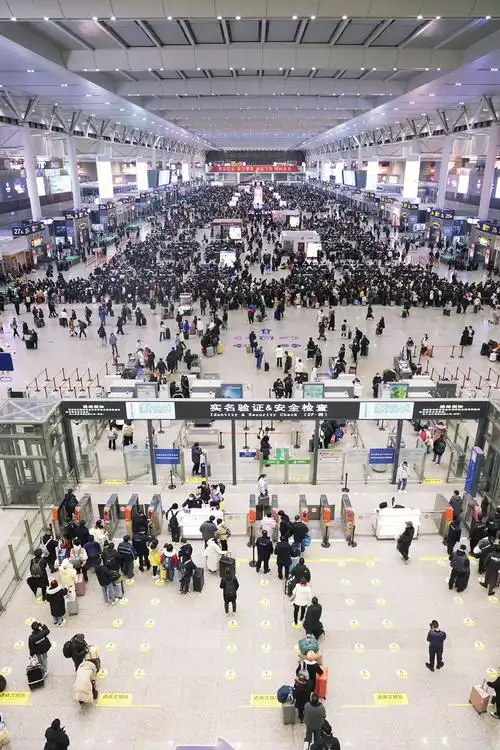 实拍春运启动上海虹桥火车站万千旅客百态