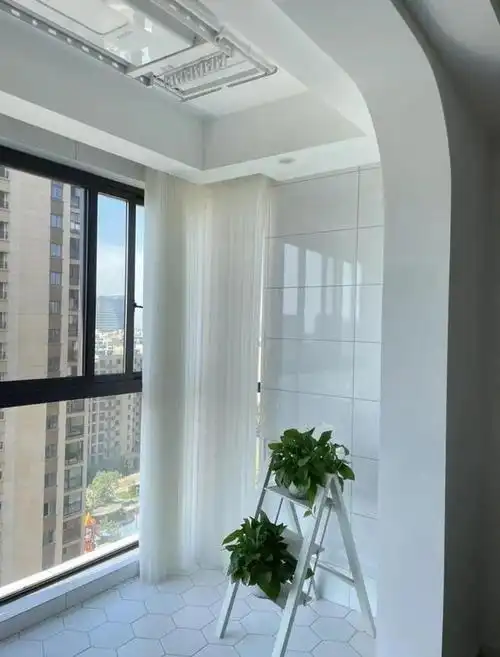 大家家里的阳台是刷的乳胶漆还是贴了瓷砖呢?