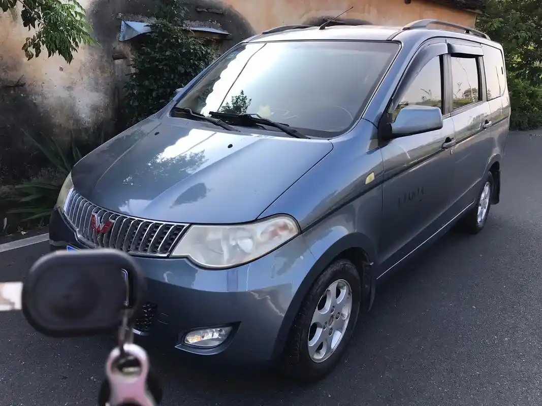 2012年五菱宏光,豪华型.排量1.5,独立座位.大屏导航退